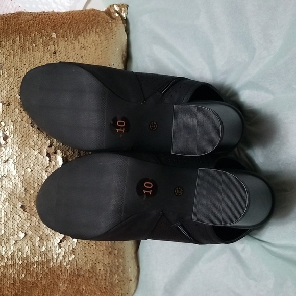 a.n.a A New Approach Laser Cutout Black Peep Toe Ankle Booties size 10 - Picture 5 of 6